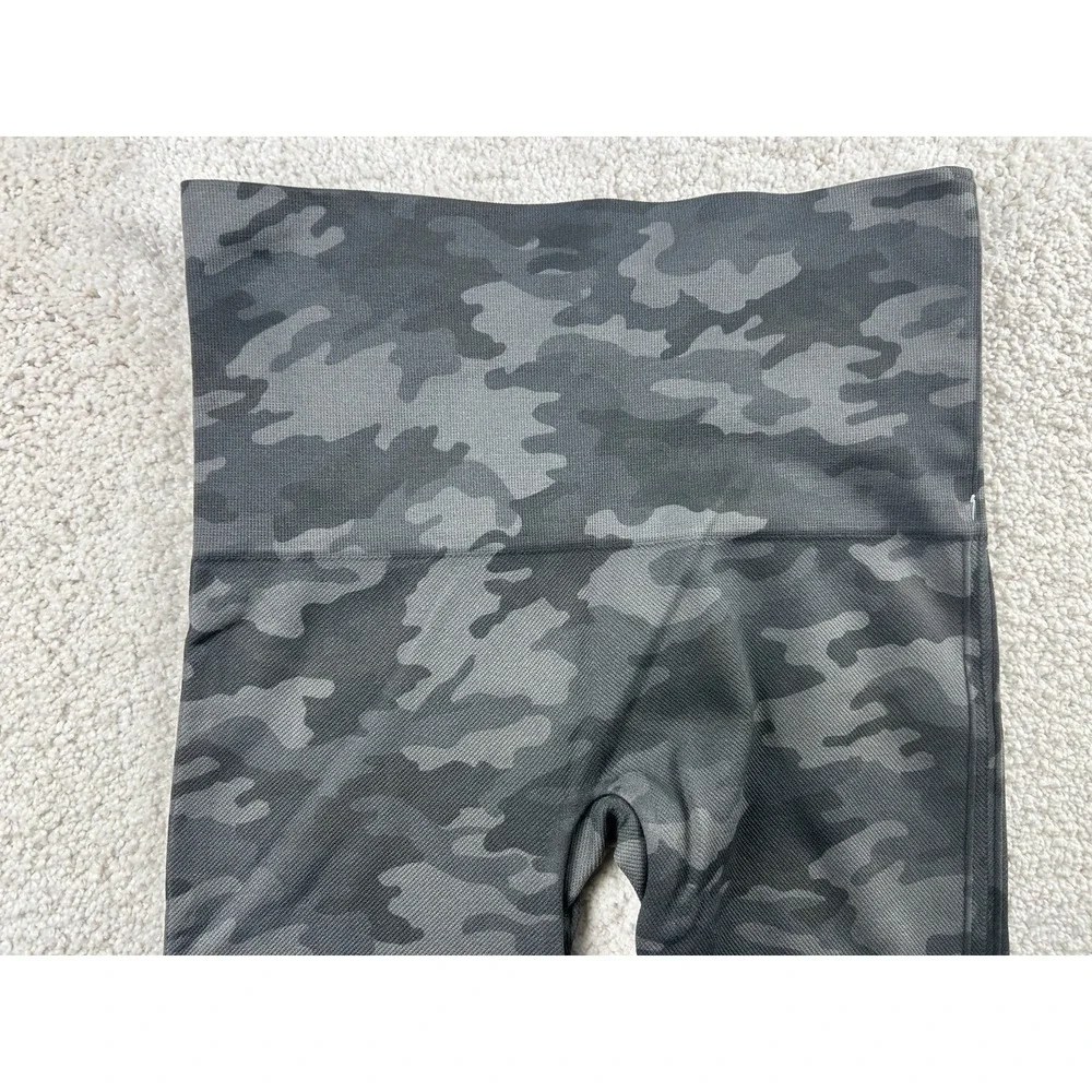 Spanx Leggings Womens Sz SP Capri‎ Gray Camo